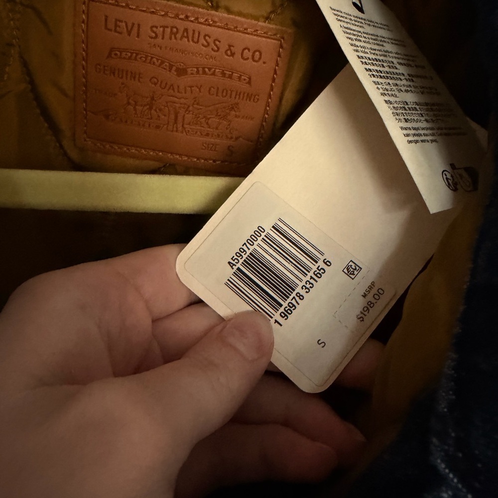 Levi’s Dark Blue Denim Jacket with puff interior - Picture 2 of 3